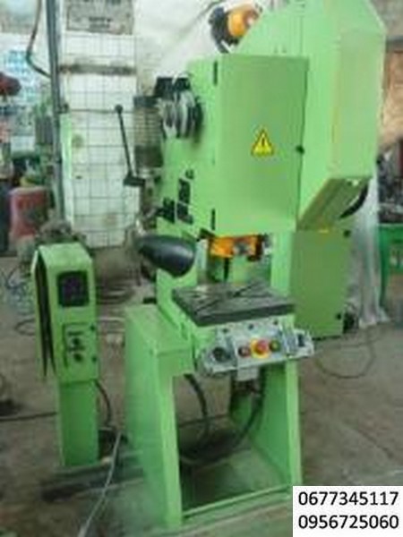 пресс кривошипный усилием 6,3 тонны модели КД2318 , Пресс кривошипный КД2118 настольный предназначен для штамповки деталей на провал, а также других операций штамповки с необходимым усилием до 6,3 тонн. Ход ползуна регулируемый, мм: 5/50 , Число ходов ползуна в минуту: 200 , Размеры стола, мм:  280×360 , Потребляемая мощность, кВт: 1,1 , Пресс может работать в нескольких режимах. 